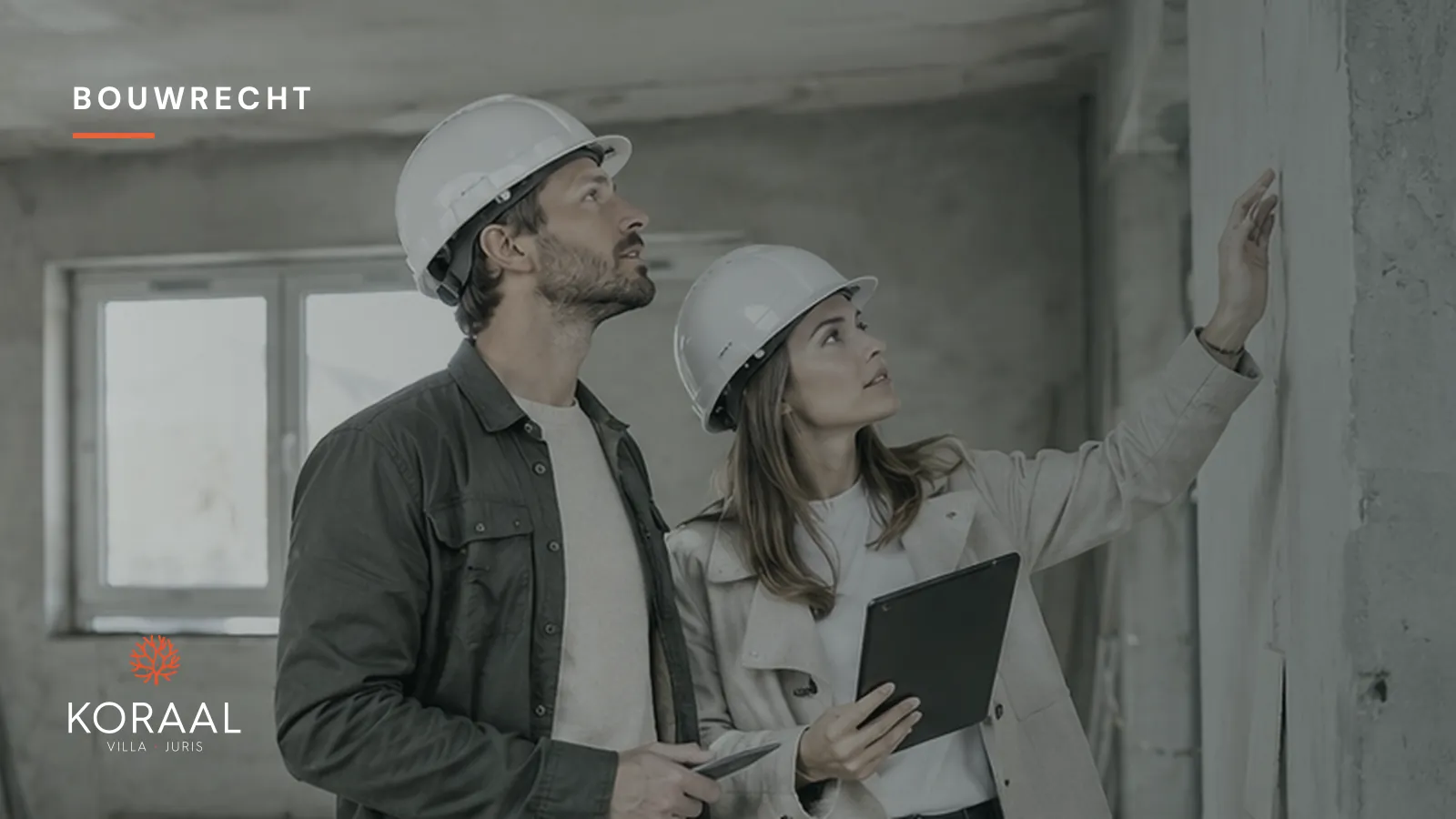 Twee mensen met een veiligheidshelm inspecteren een muur in een ruwbouw