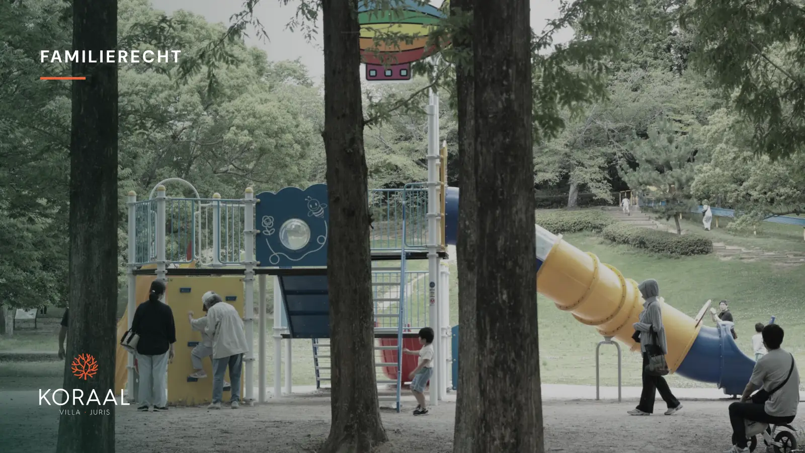 Speeltuin in een park, met ouders en grootouders bij spelende kinderen