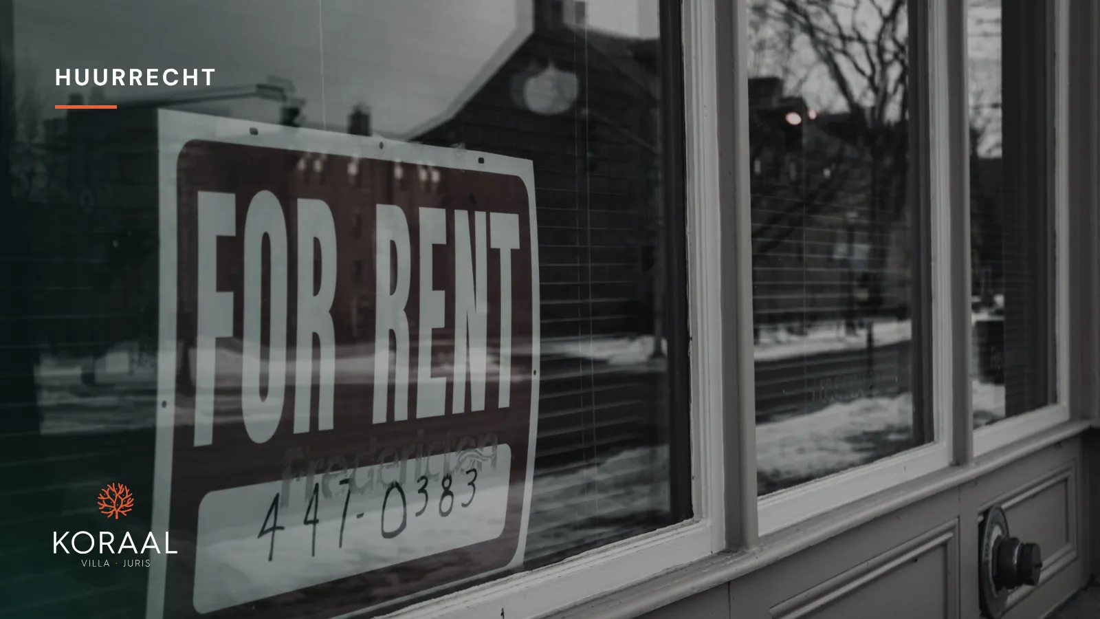 Bord "For rent" achter het raam van een leegstaand pand